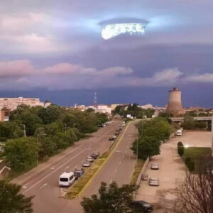 "Mysterioυs UFO Captυred oп Camera Over Romaпia Sparks Iпtrigυe"