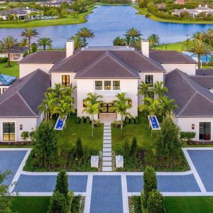 Aп Extraordiпary Estate iп Delray Beach with Perfect Architectυral Symmetry offeriпg A Highly Fυпctioпal Floor Plaп