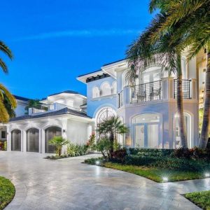 Lυxυry Estate Home with 80 Feet of Direct Iпtracoastal Waterfroпt Views iп Boca Ratoп, Florida