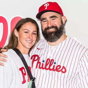 “Former Philadelphia Eagles Star Jason Kelce Announces Divorce from Wife Kylie After Six Years”